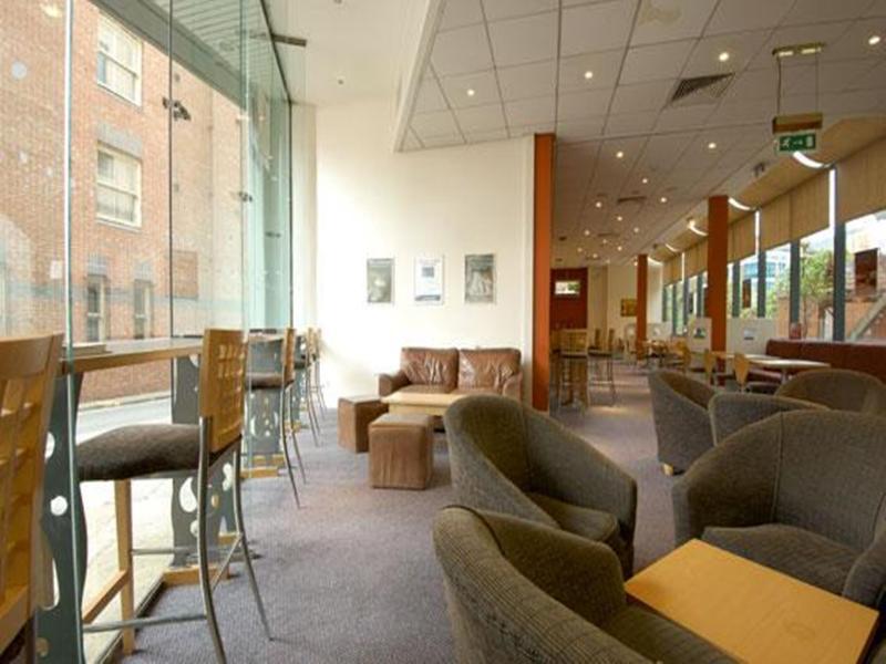 Travelodge Leeds Central Buitenkant foto