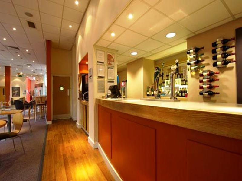 Travelodge Leeds Central Buitenkant foto